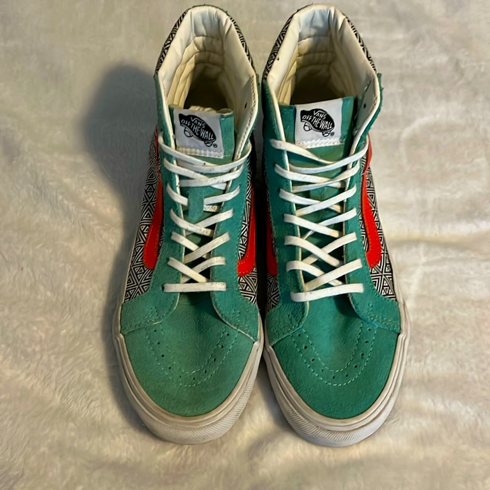 Unisex high top vans skateboard shoes. Unique pattern with suede material